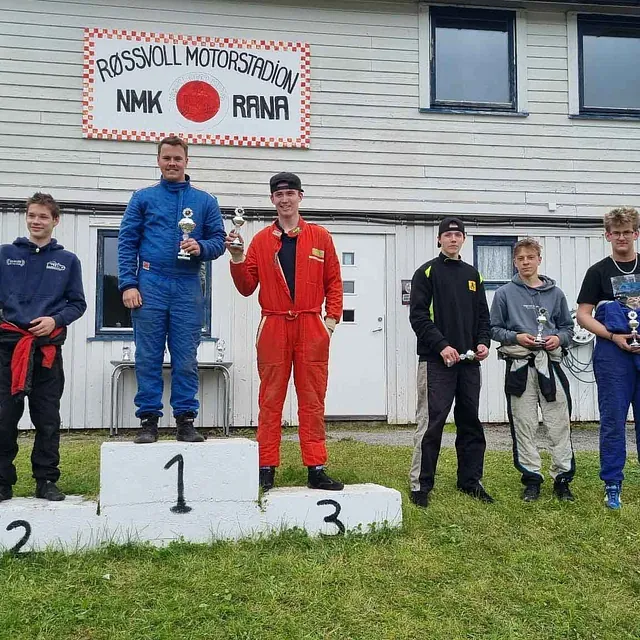 Seierspall med unge motorsportutøvere