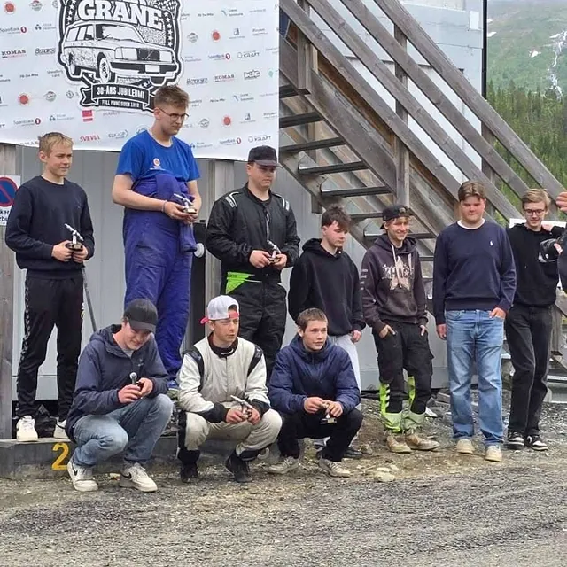 Premieseremoni i bilcross med deltakere og en Grane-banner i bakgrunnen